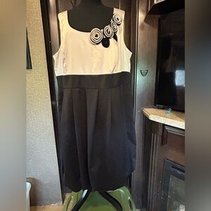 London times dress. 20W Black and cream. Prom Balloon skirt party. Midi